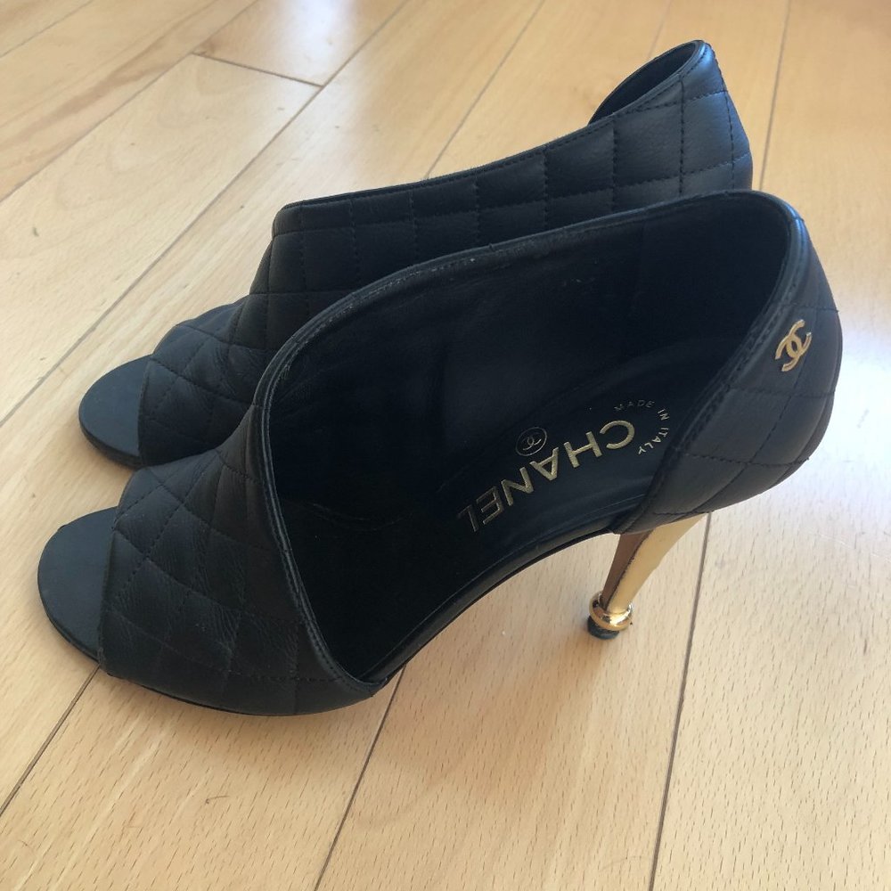 100% Authentic Chanel black/gold heels